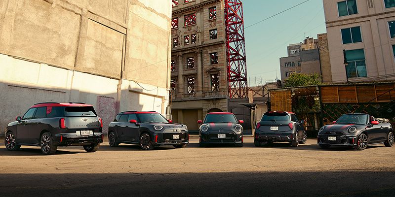 Jetzt die neuen MINI John Cooper Works Modelle entdecken.